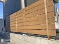 一枚ごとに木目の表情が異なる目隠しフェンス設置工事