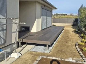 お庭とリビングを緩やかに繋ぐナチュラルなウッドデッキ設置工事