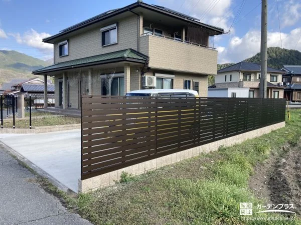 外からの視線を優しくカットするフェンスと畑土の整地をした工事