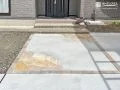 やわらかな色合いの石貼りがアクセントの玄関アプローチ
