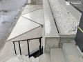 異素材の組み合わせが映えるスタイリッシュな駐車スペース