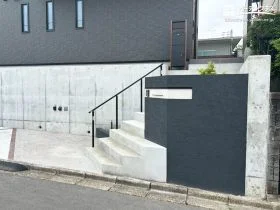 木目調タイルがアクセントの重厚感のある門柱[施工後]