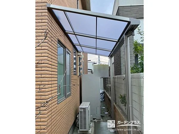 犬走りに設けたテラス屋根で雨の日も安心の空間を作った工事