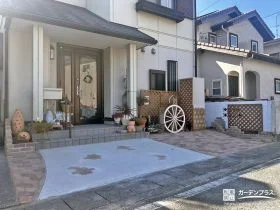 レンガの模様を入れて温かみのある駐車スペースリフォーム工事