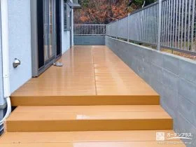 ウッドデッキと飛び石がアクセントになるお庭のリフォーム工事