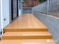 ウッドデッキと飛び石がアクセントになるお庭のリフォーム工事