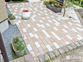 見た目にも可愛らしいインターロッキングのテラス[施工後]
