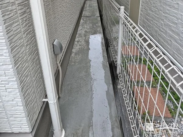 砂利スリットを入れ排水性も抜群な犬走りのコンクリート打設工事
