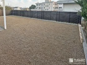 ナチュラルなカラーの砂利を敷設して温かみのあるお庭に[施工後]