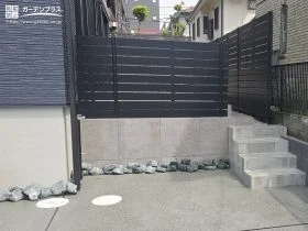 プライベートを守る、タイルデッキまわりの目隠しフェンス[施工後]