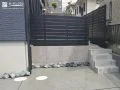 プライベートを守る、タイルデッキまわりの目隠しフェンス