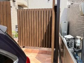 お庭時間をゆったり楽しむ木調フェンスの目隠し設置[施工後]