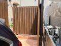 お庭時間をゆったり楽しむ木調フェンスの目隠し設置