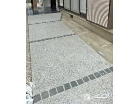 ピンコロ石の目地が可愛らしい玄関アプローチ[施工後]