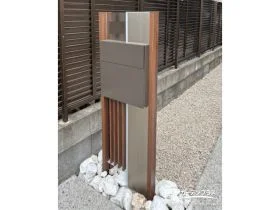 木目調のデザインがスタイリッシュな印象の機能門柱[施工後]