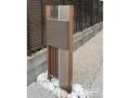 木目調のデザインがスタイリッシュな印象の機能門柱