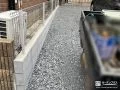 シンプルに整えた砕石敷きの駐車スペースと境界フェンス設置工事
