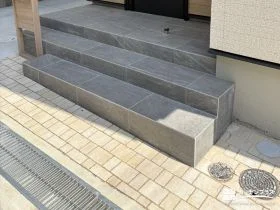 優しい色合いのインターロッキングで仕上げた玄関アプローチ[施工後]