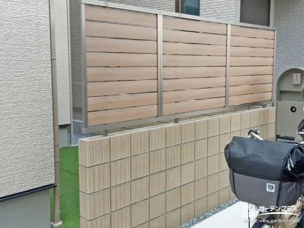 木目調が優しい雰囲気の目隠しフェンス