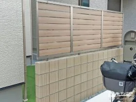 木目調が優しい雰囲気の目隠しフェンス[施工後]