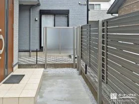 視線を優しく遮る目隠しフェンスと歩きやすい玄関アプローチ工事