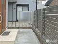 視線を優しく遮る目隠しフェンスと歩きやすい玄関アプローチ工事