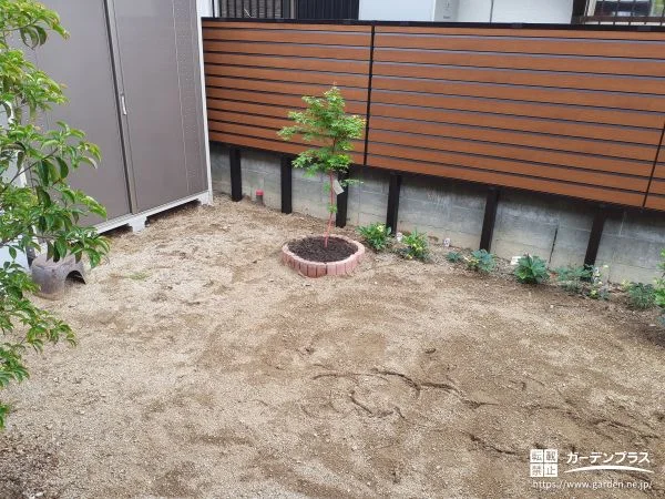 木目が優しい印象のフェンスでお子様の遊ぶお庭を目隠しした工事