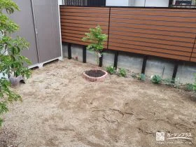 木目が優しい印象のフェンスでお子様の遊ぶお庭を目隠しした工事