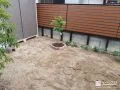 木目が優しい印象のフェンスでお子様の遊ぶお庭を目隠しした工事