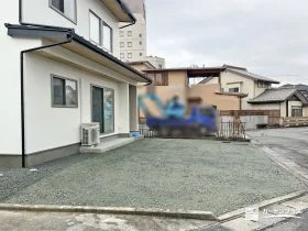 平らに均し砂利敷きにした駐車スペース[施工後]