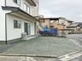 平らに均し砂利敷きにした駐車スペース