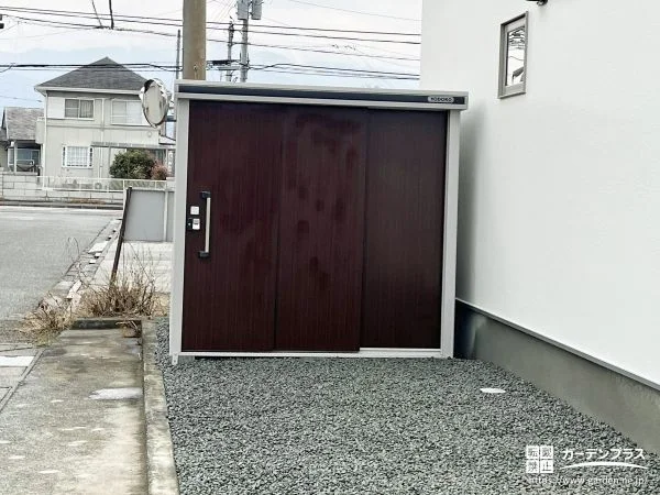 シンプルなデザインの物置で雨に濡れない収納空間を設けた工事