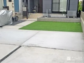 人工芝と土間コンクリートで整備し駐車スペースを快適にした工事