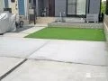 人工芝と土間コンクリートで整備し駐車スペースを快適にした工事
