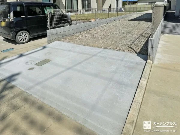 駐車スペースの入り口をコンクリートで整え泥ハネを防いだ工事