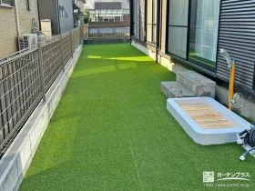 フワフワ質感の人工芝のお庭でお子様が遊べるお庭リフォーム工事