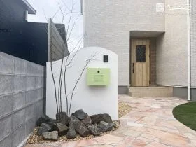 柔らかな曲線で迎える、ナチュラルな門まわり[施工後]