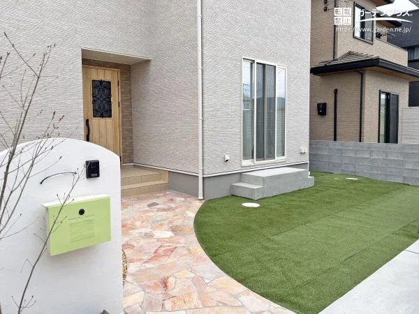 お子さまとのびのび遊べる人工芝のお庭