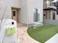 お子さまとのびのび遊べる人工芝のお庭
