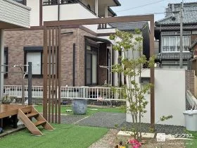 木目調のアーチフレームでお庭を魅力的に演出した外構工事