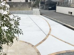 曲線のアクセントで魅せる、4台用の駐車スペース[施工後]