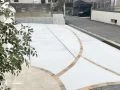 曲線のアクセントで魅せる、4台用の駐車スペース