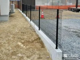 風通し良く圧迫感を与えないメッシュフェンス[施工後]