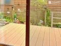 室内から広がる木肌が心地よいウッドデッキ