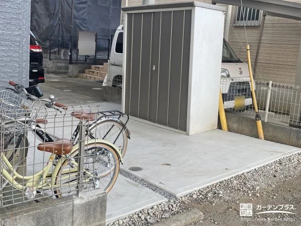 土のままの駐車スペースにコンクリートを打ち雑草を防いだ工事