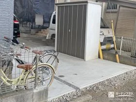 土のままの駐車スペースにコンクリートを打ち雑草を防いだ工事