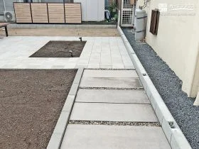 駐車スペースへと続く、シンプルで歩きやすい園路[施工後]