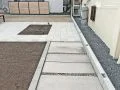 駐車スペースへと続く、シンプルで歩きやすい園路