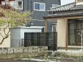 落ち着いた雰囲気に馴染む木目調の目隠しフェンス
