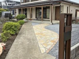 あたたかみのある石貼りアプローチが目を引くリフォーム工事